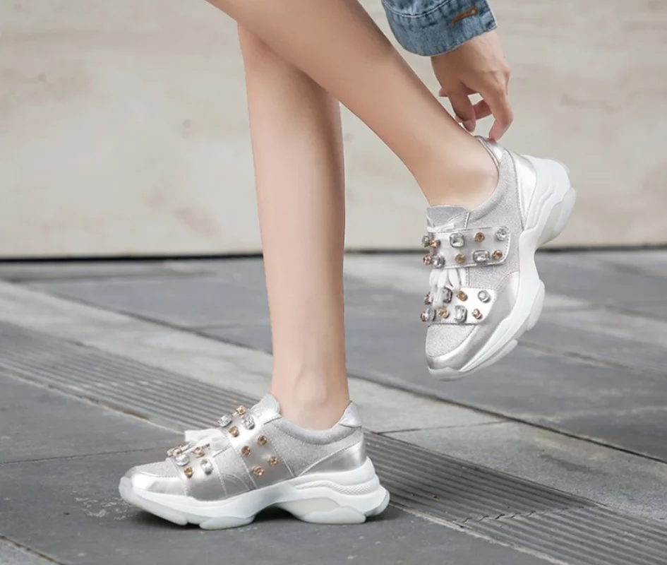 Женские кроссовки из натуральной кожи со стразами и круглым носком повседневная