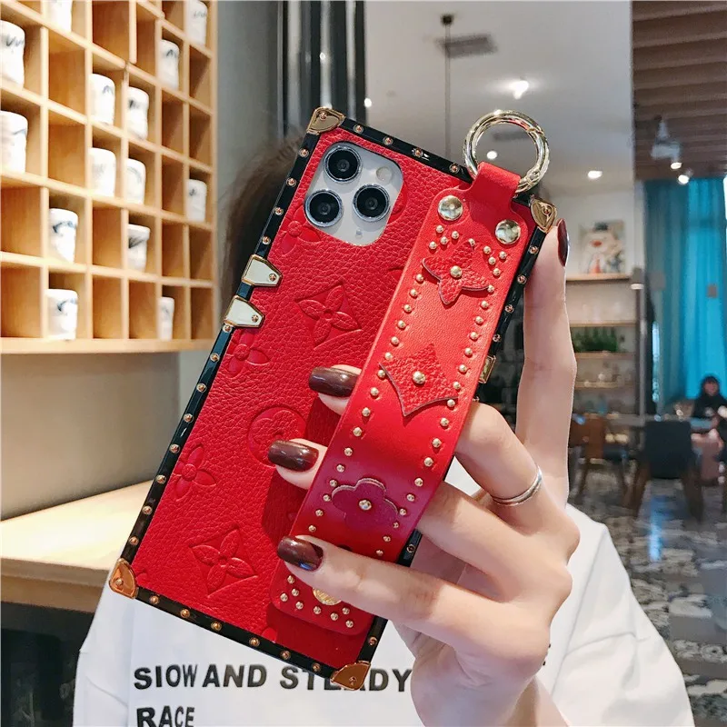 Red Ремешок на запястье из натуральной кожи, чехол для телефона для iPhone 11 pro XS Max X XR 8 7 6 Plus, роскошная квадратная задняя крышка с заклепками - Цвет: Red