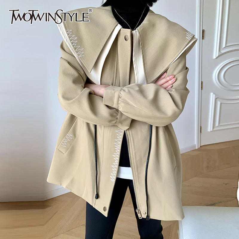 

Женское Свободное пальто TWOTWINSTYLE, белое повседневное пальто составного кроя с отложным воротником, длинными рукавами и высокой талией на ле...