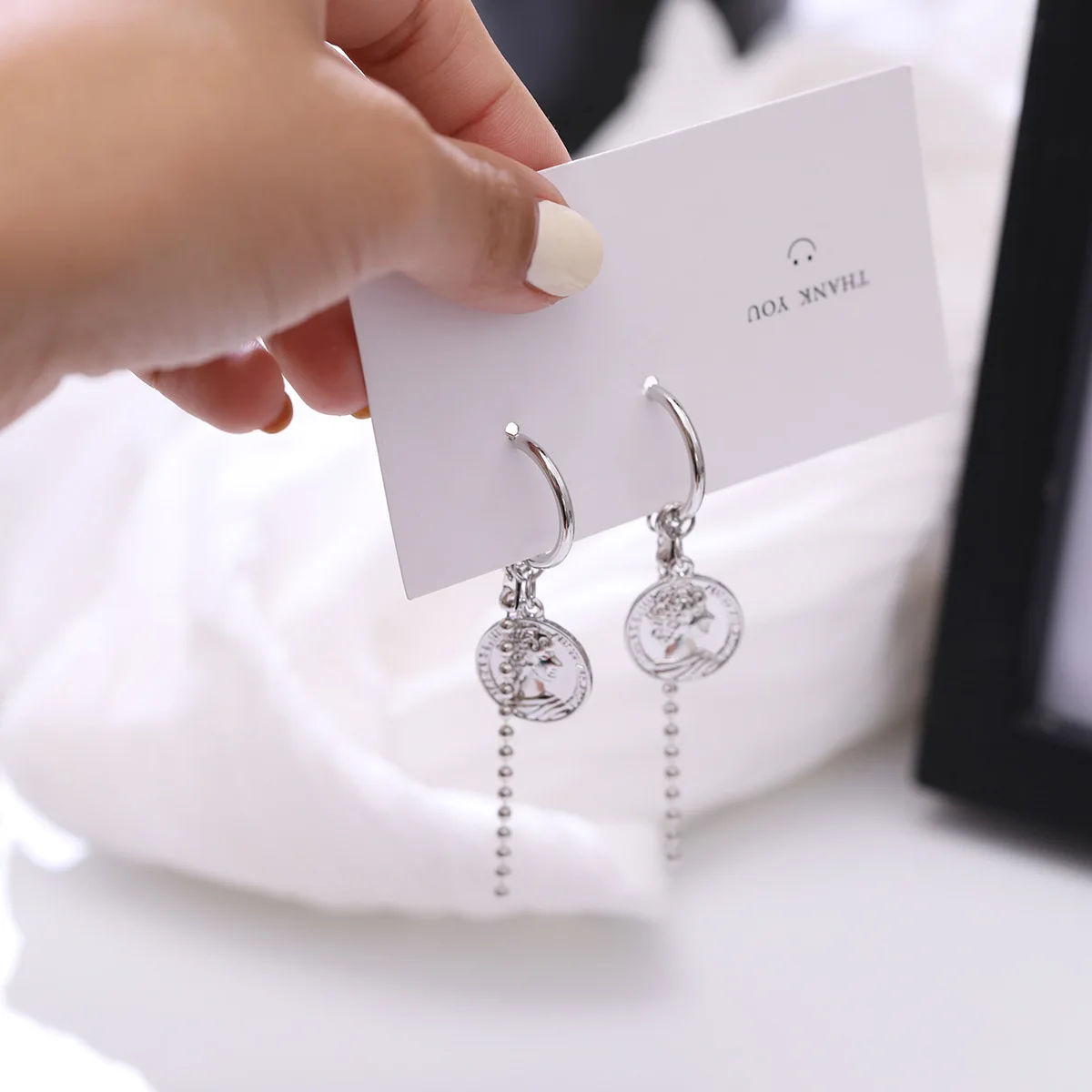 

Gold Color Coin Tassel Pendant Small Circle Round Huggie Hoop Earrings For Women Girl Hip Hop Jewelry Brincos De Prata