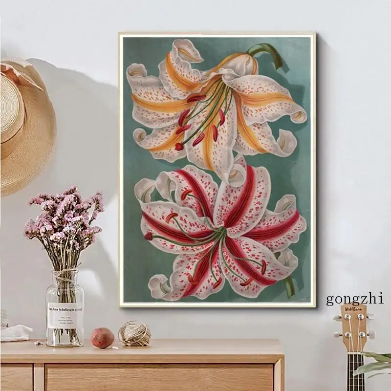 Античный викторианский постер "Лилии" на холсте с иллюстрацией цветов и печатями стены жилой комнаты.