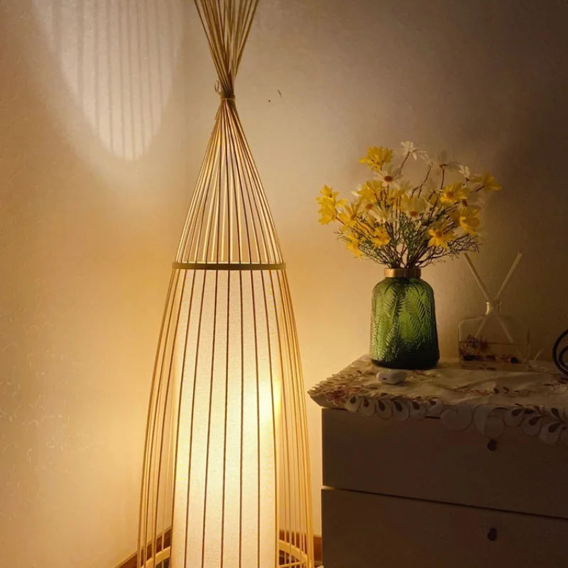 Фото Вертикальная лампа настольная и напольная для гостиной спальни прикроватная B &