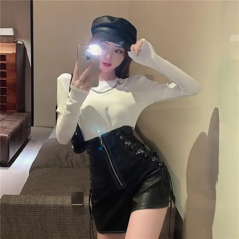 

Кожаные шорты для женщин, новинка осень-зима 2021, тонкие трендовые черные прямые брюки из искусственной кожи с завышенной талией и широкими ш...