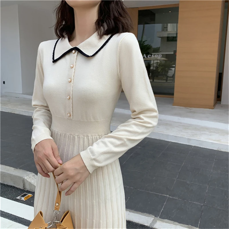 Женское трикотажное длинное платье с высокой талией черно белое длинным рукавом