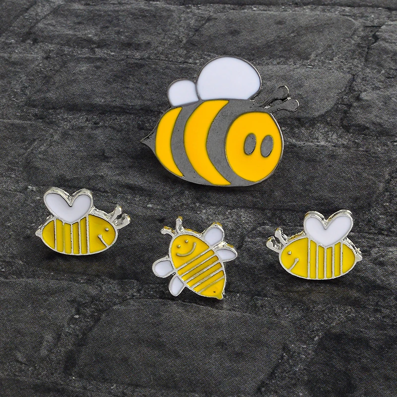 

Cute Smile Insect Honey Bee Pins Sweet Metal Brooches Badges Bag Clothes Accessories Denim Lapel Pins Jewelry Gifts for Kids