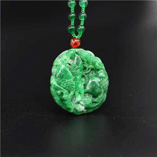 Ожерелье из натурального зеленого изумруда с подвеской в виде рыбы и лотоса