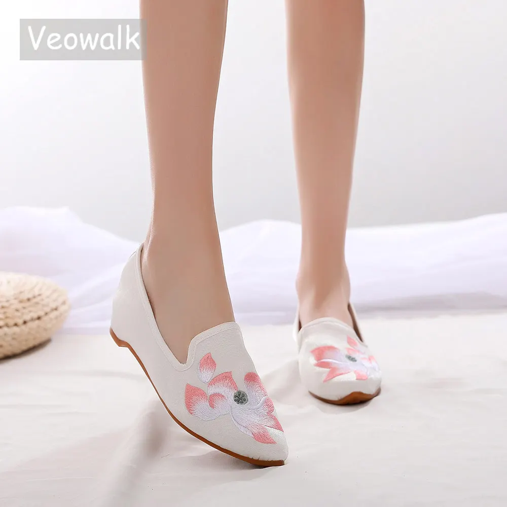 

Veowalk Spring Women Lotus Embroidery Canvas Flat Loafers Vintage Pointed Toe Slip On Comfortable Casual Shoes for Ladies