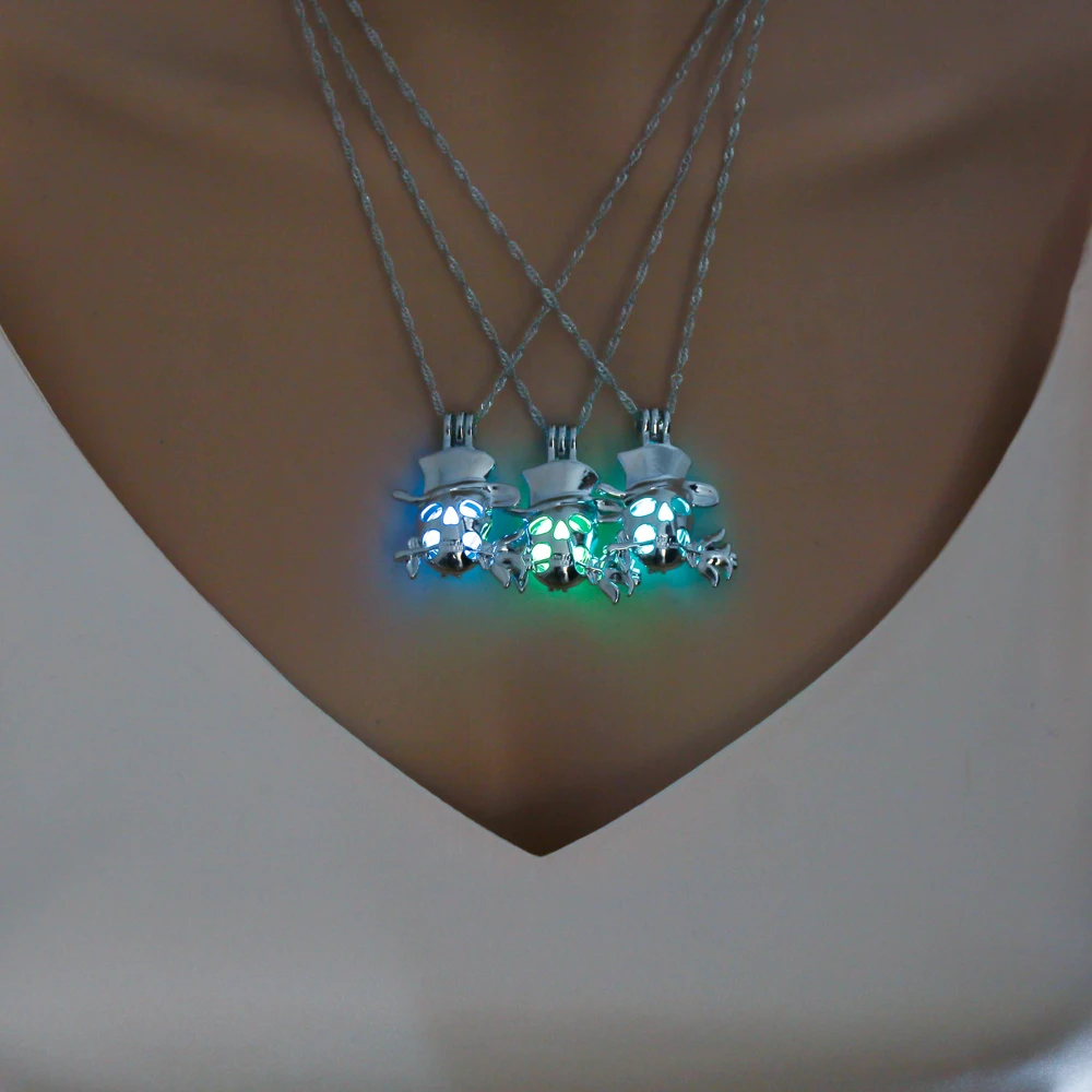 В темноте блестящее ожерелье крутой череп зеленая синяя цепочка светящаяся