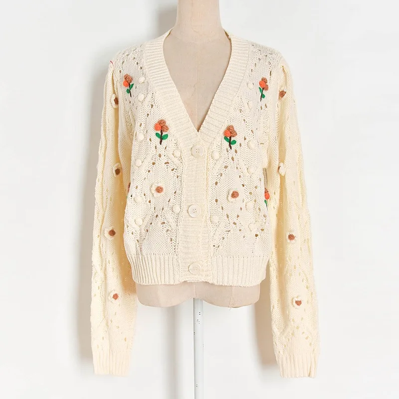 Вязаный свитер с V-образным вырезом и объемными цветами на осень/зиму |