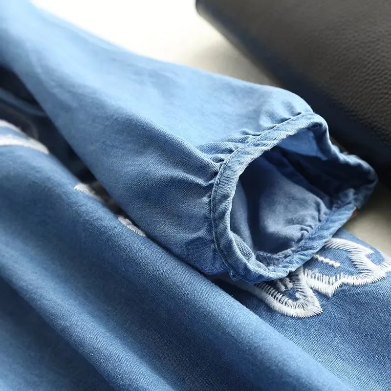 Летнее джинсовое платье с вышивкой женское светло-голубое круглым вырезом и