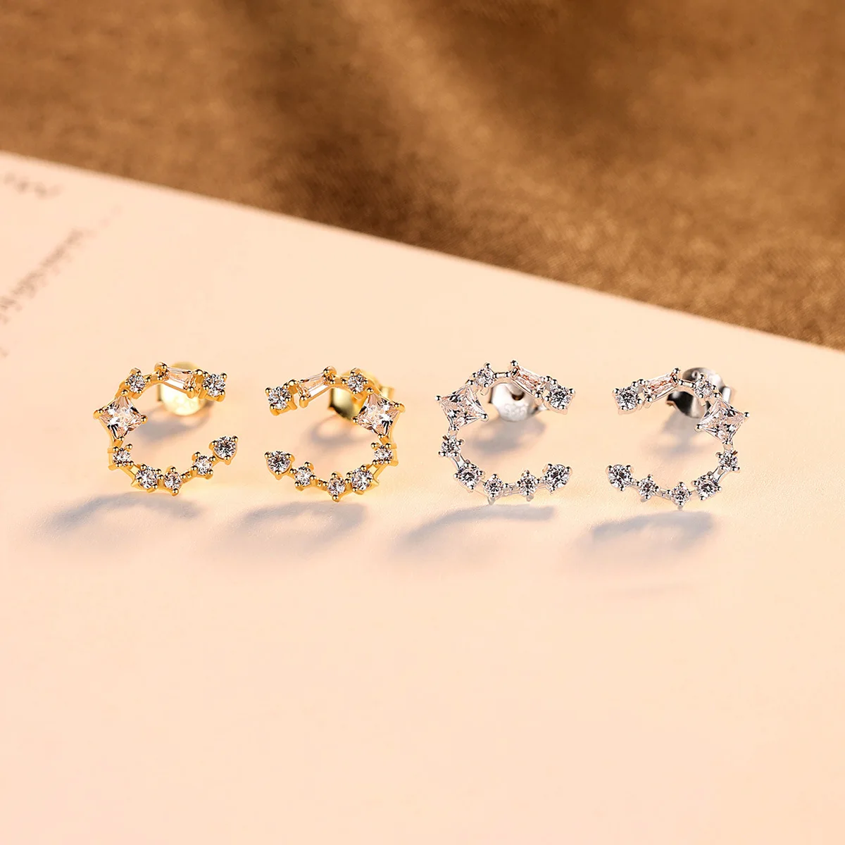 Маленькие серьги-гвоздики с ПАВЕ Модные осенние ювелирные изделия в стиле Томаса