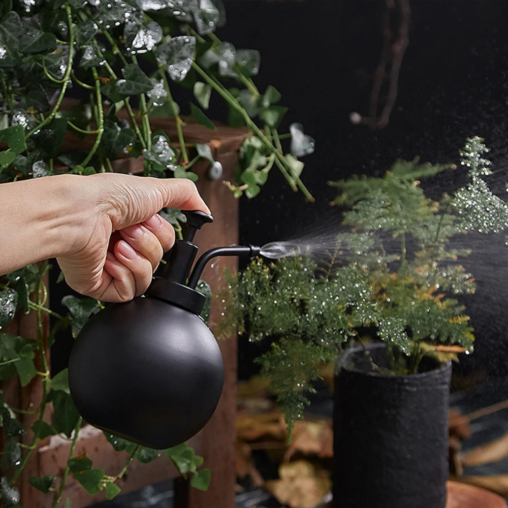 

Watering Spray Bottle Hairdressing Pot Plant Flower Can Black Vintage Home With 1.2L Capacity Gardening Alloy Nozzle Kettles