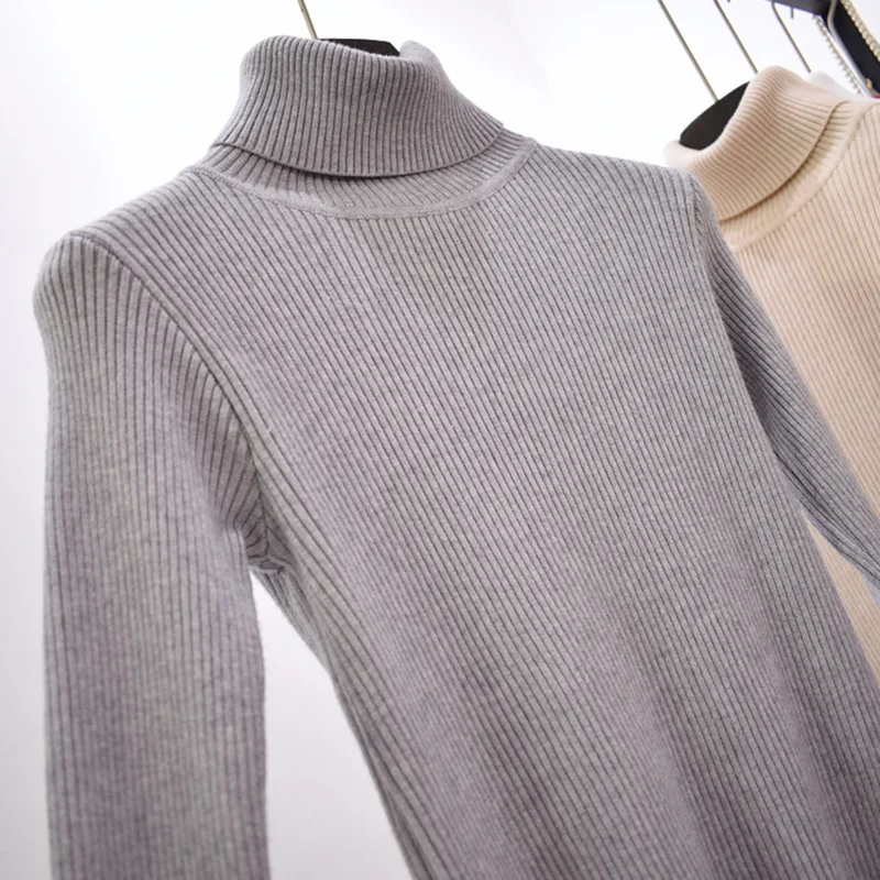 Женский трикотажный пуловер с высоким воротником белый мягкий тонкий однотонный