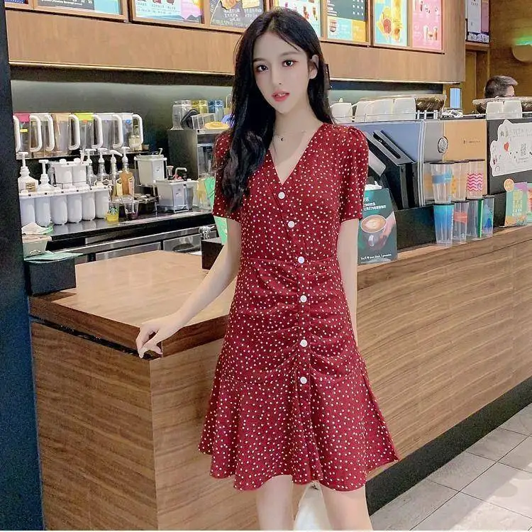 Женское элегантное приталенное платье средней длины с коротким рукавом и v