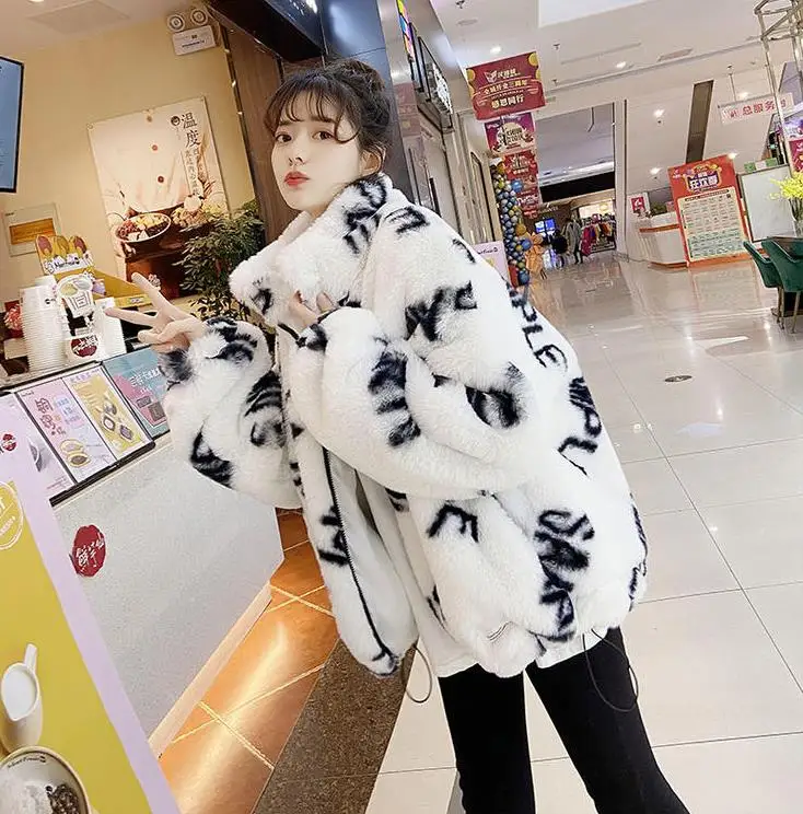 Пальто из меха ягненка в стиле ретро с буквами свободного покроя Осень-зима 2021 |