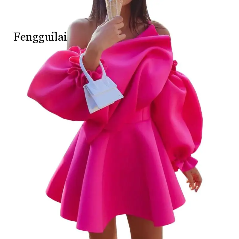 Вечернее платье мини пикантное плиссированное с пышными рукавами на одно плечо