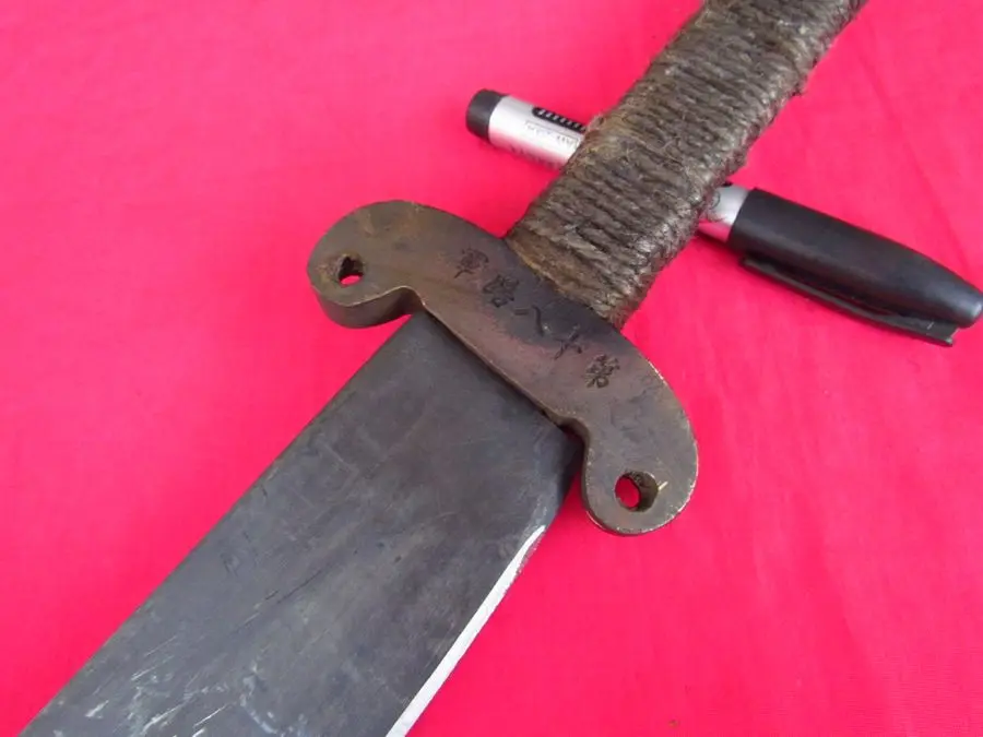 

Меч для стрельбы времен Второй мировой войны, бывший в употреблении, с подписью армейский да дао