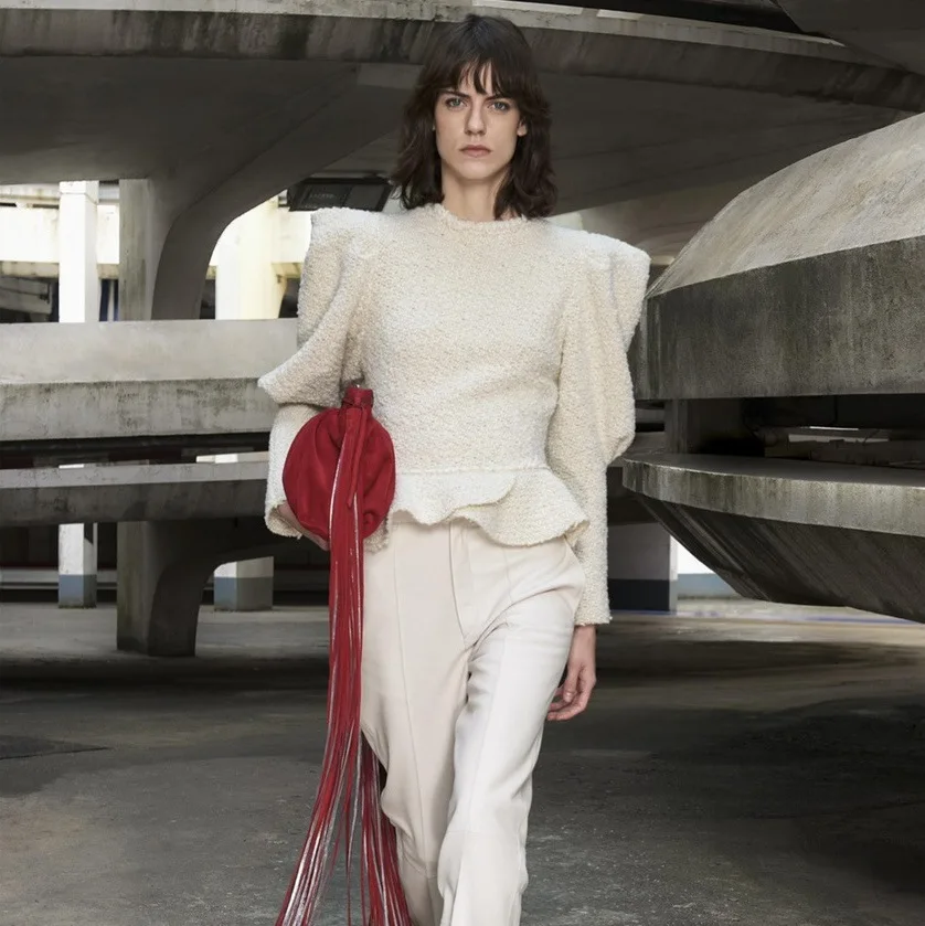 

Женский трикотажный топ с рукавами-фонариками и оборками