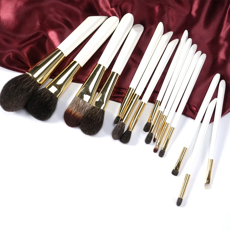 Набор профессиональных кистей для макияжа ручной работы мягкие голубые белки