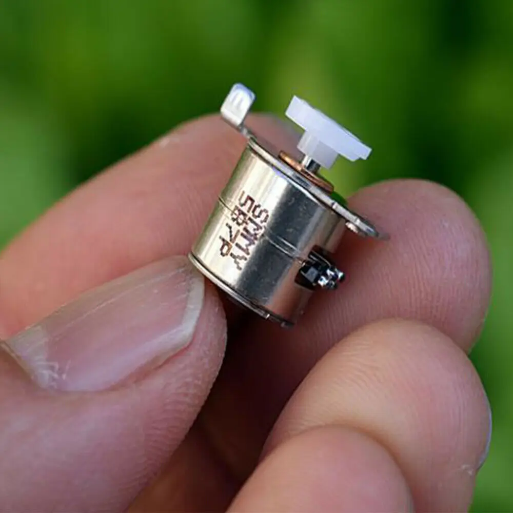 Микрошаговый двигатель 10 мм двухфазный четырехпроводный электрический DC 5V 0.5 МН-м со съемным мини-пластиковым колесом моделирования точности.