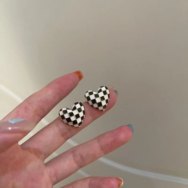 

2021 New Design Metal Cute White Black Plaid Checkerboard Love Heart Round Hit Color Drop Earrings for Women Girls Sweet Jewelry