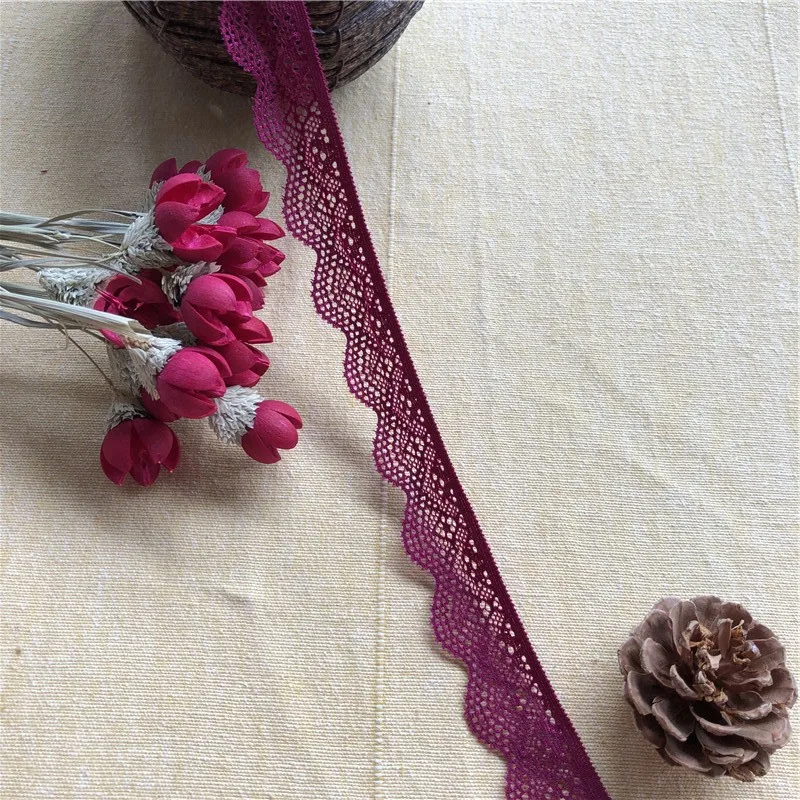 Растягивающаяся эластичная кружевная лента ярко розово красная 2 5 см