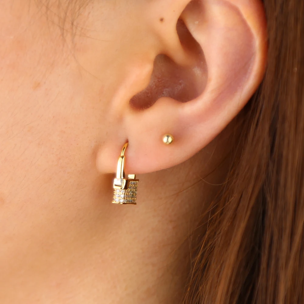 Маленькая фотоблестящая Золотая мини серьга с микро инкрустацией белая радуга