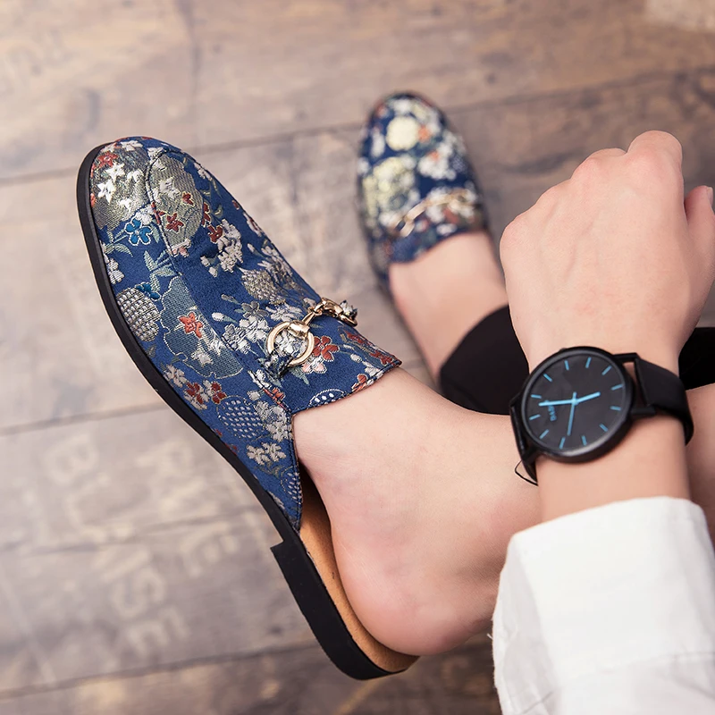 Новинка 2020 года мужская повседневная обувь с вышивкой на плоской подошве лоферы