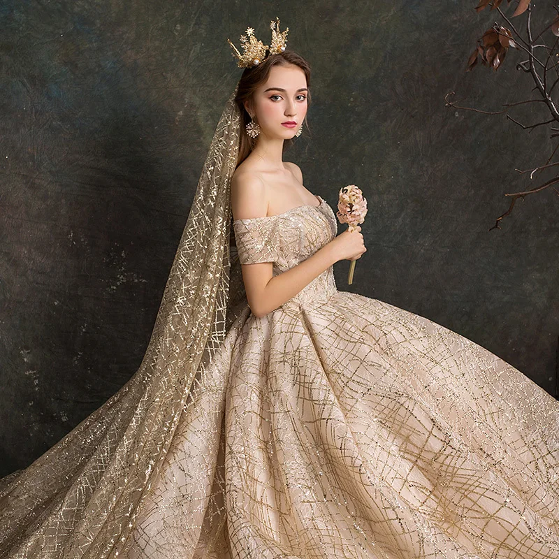 Свадебное платье с длинным шлейфом кружевная лодка воротником роскошное