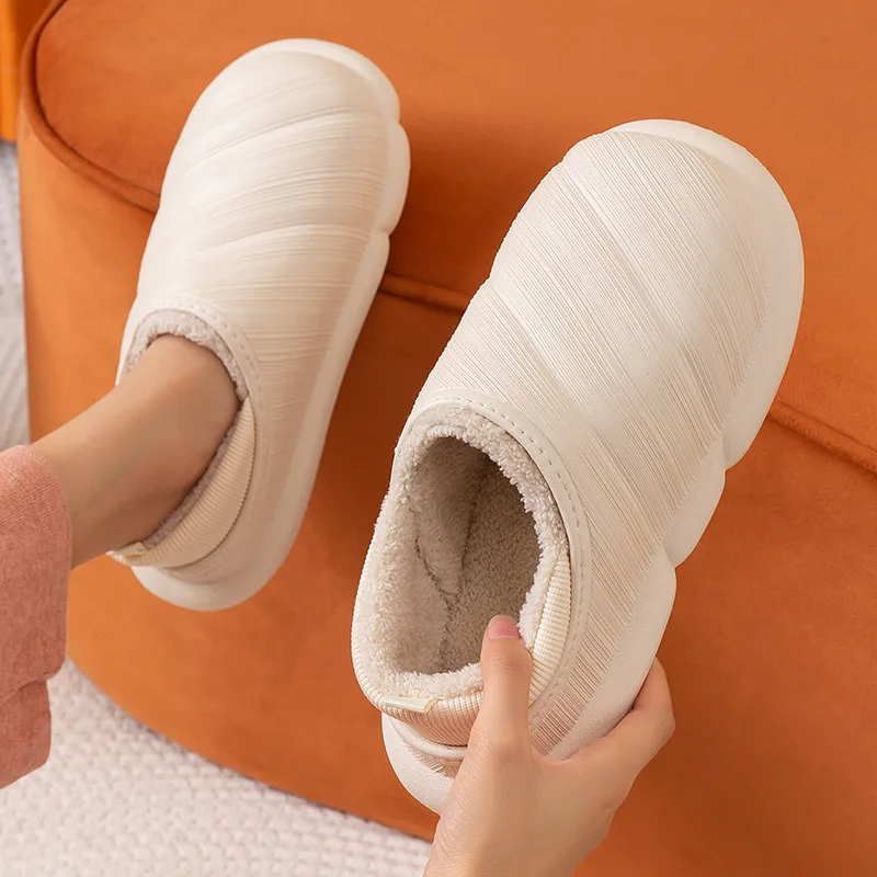 

Новинка, зимние тапочки, женская теплая водонепроницаемая мужская обувь, Нескользящие плюшевые хлопковые домашние кожаные шлепанцы с хлоп...