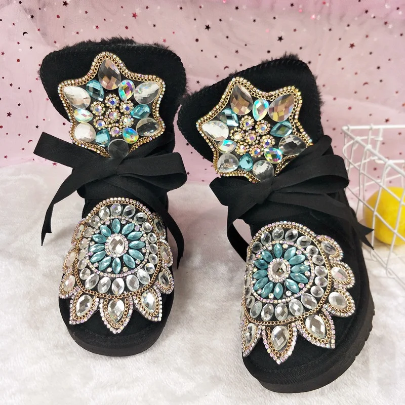 Женские замшевые ботинки со стразами черные на плоской подошве теплая зимняя