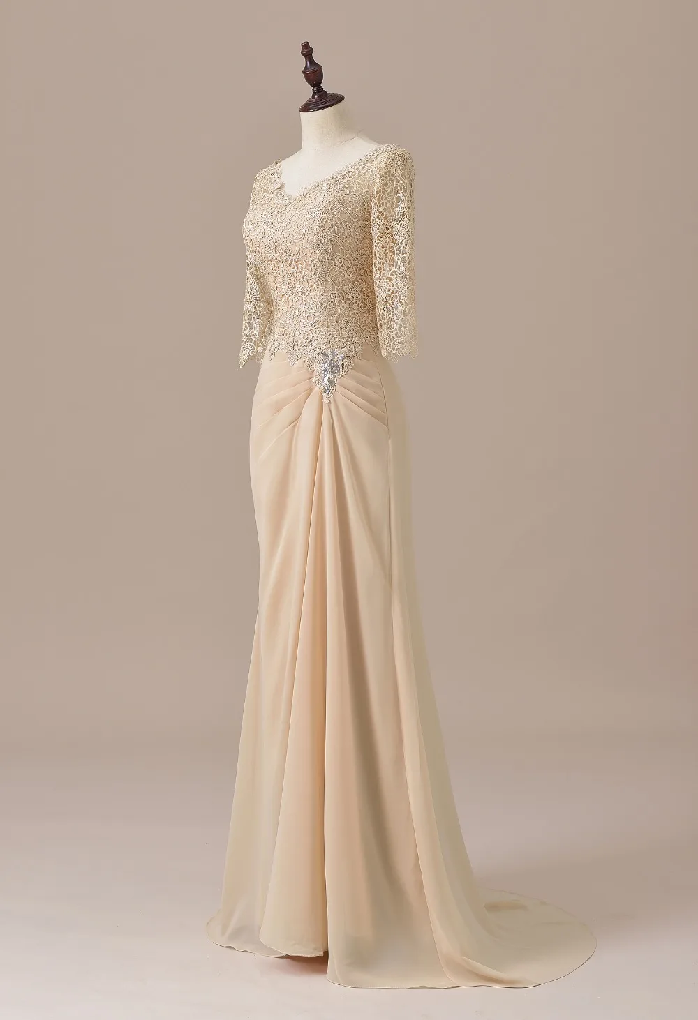 Элегантное платье с рукавами три четверти кружевное для матери невесты длинное