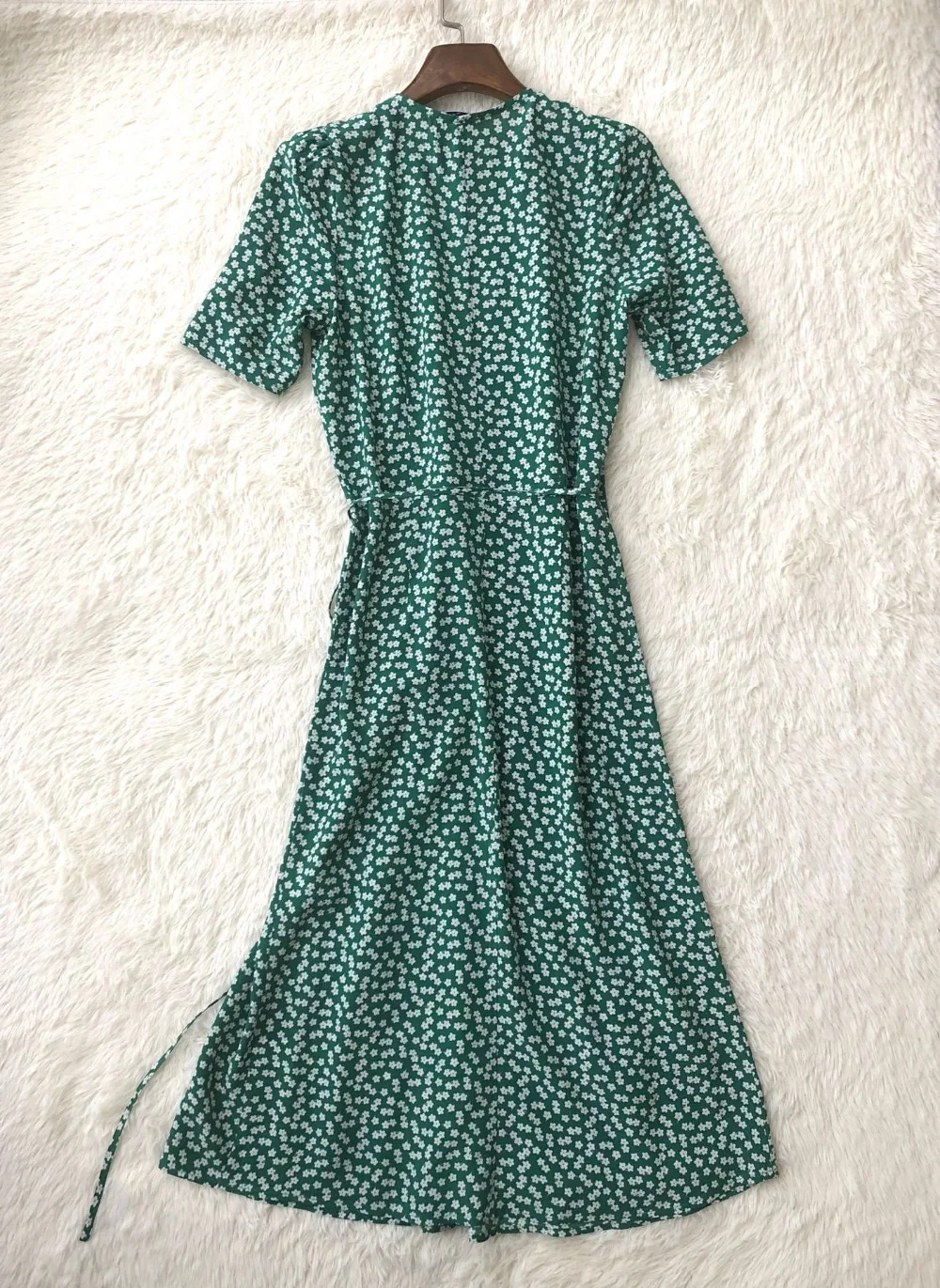 Женское платье средней длины с запахом мягкое приталенное из вискозы цветочным