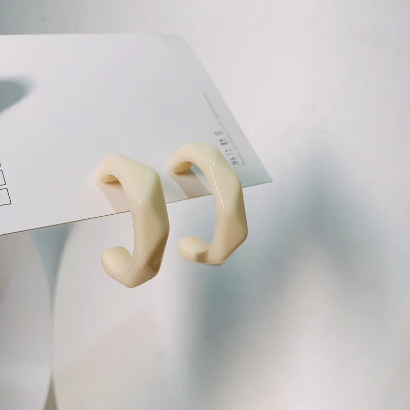 

Бежевые акриловые серьги-кольца для женщин, C-образные геометрические корейские серьги, простые милые свадебные и вечерние модные украшени...