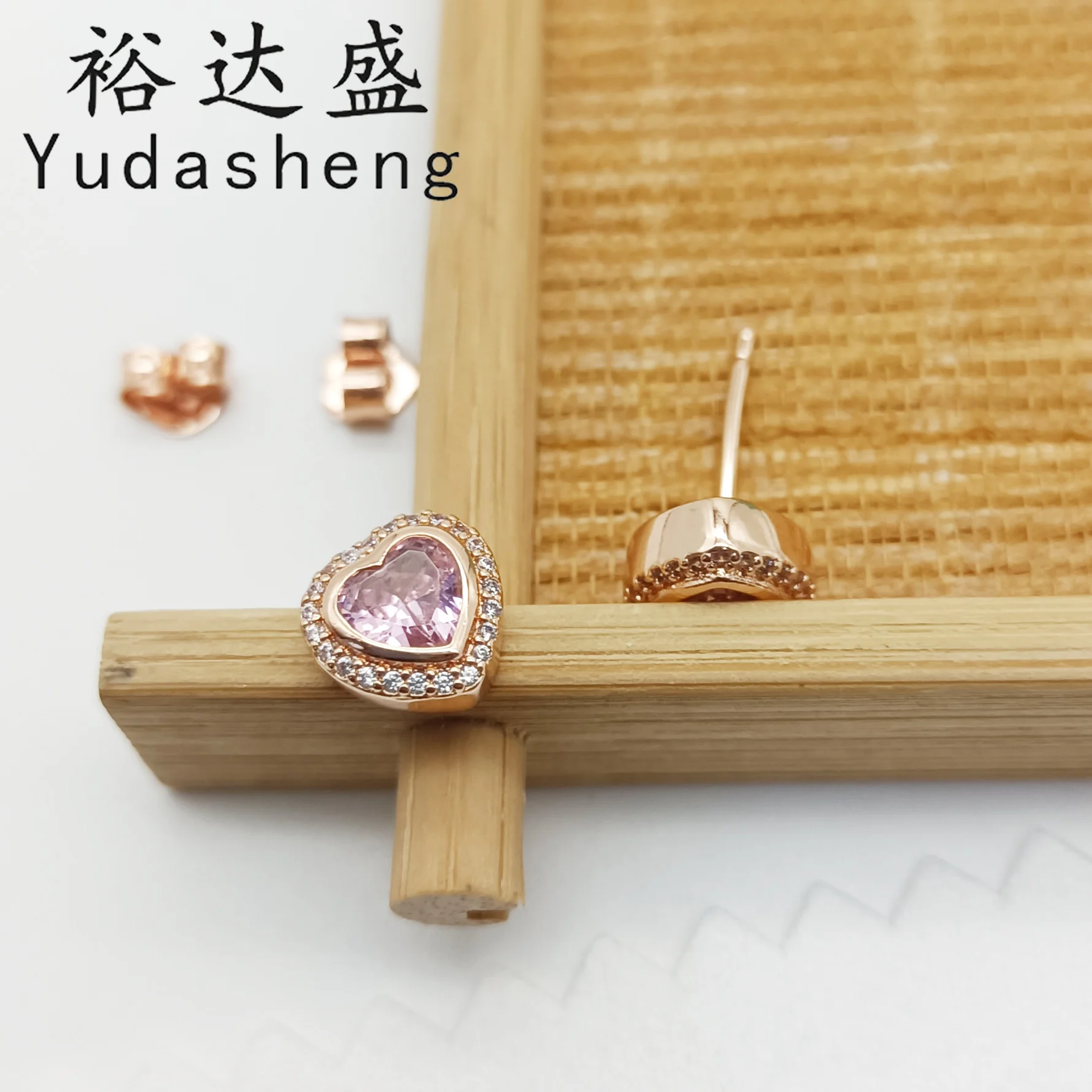 

Rose Love heart-shaped stud earrings (pink zircon, a circle of transparent zirconia) high-quality jewelry Valentine's Day gift