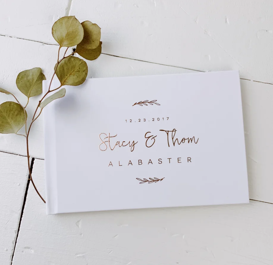 Пользовательский деревенский белый свадебный знак в гостевой книге. Современная