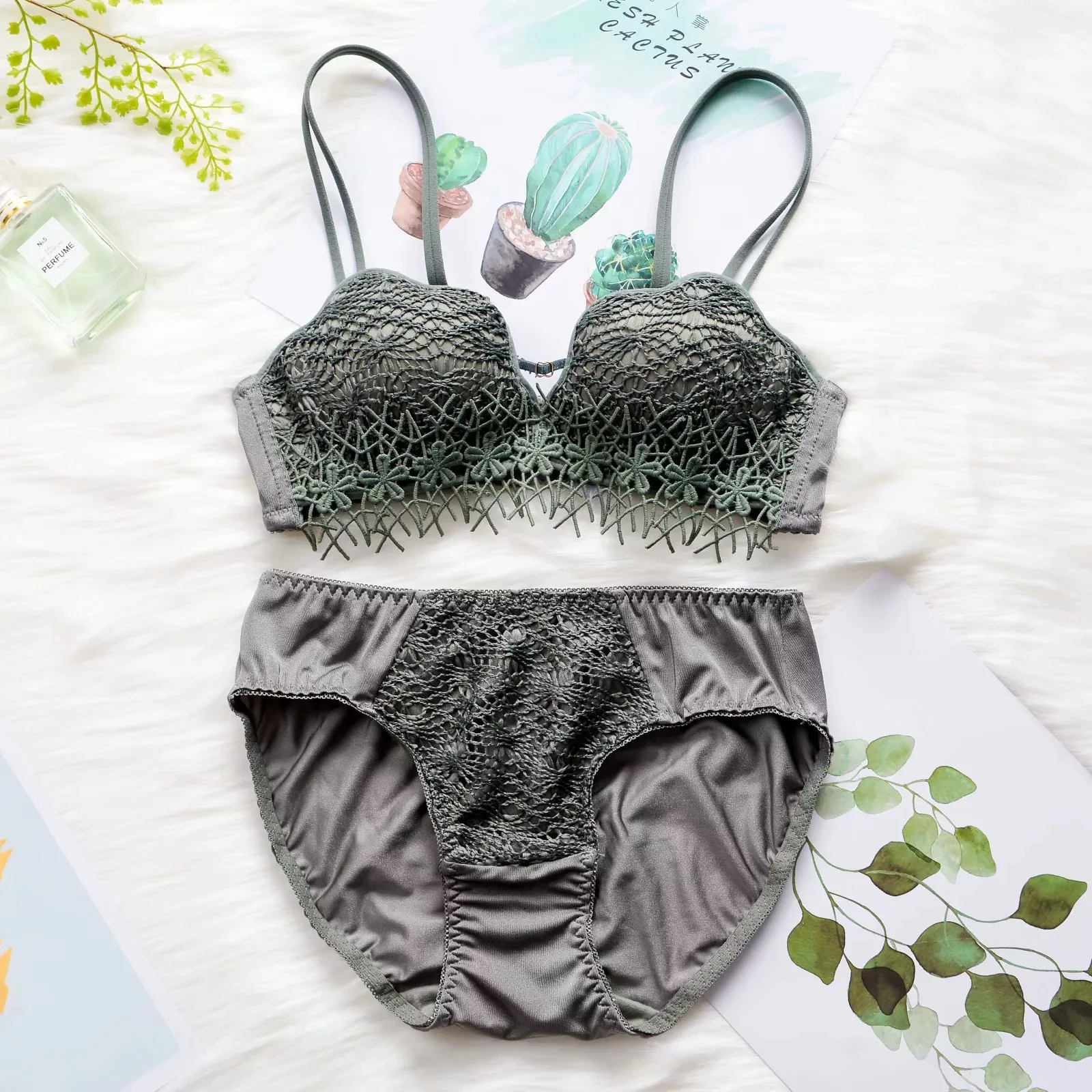 Новый Модный комплект с бюстгальтером вышивкой для девочек удобный мягкий и