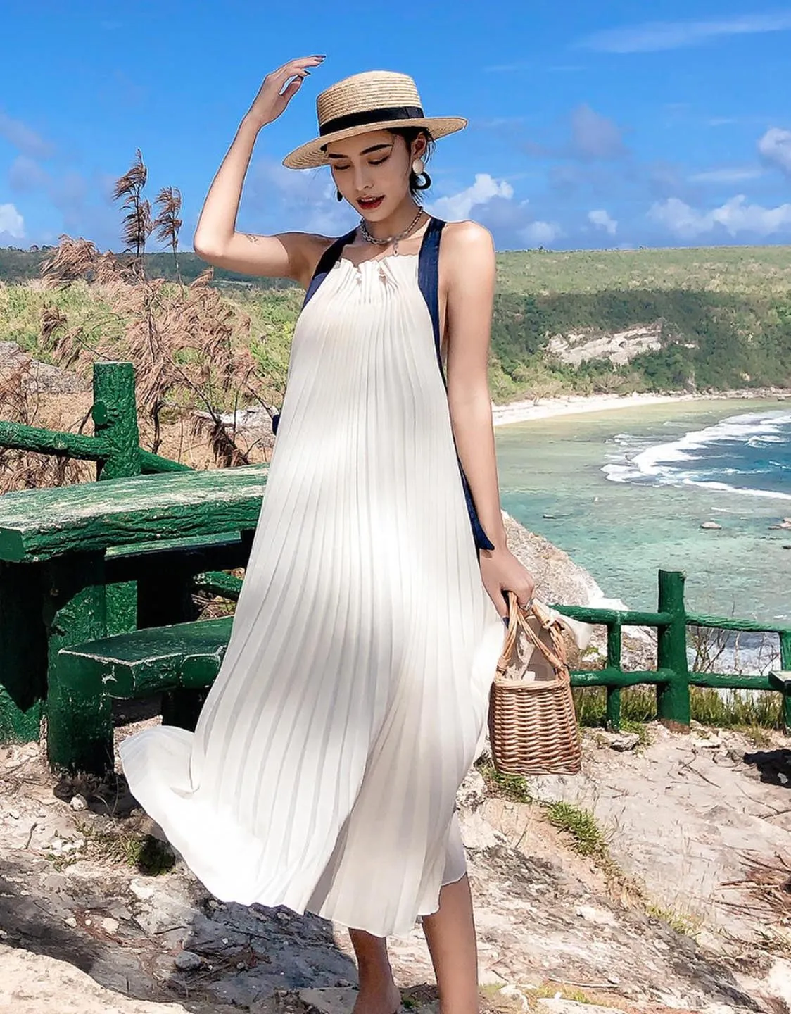 Женское платье с лямкой на шее белое пляжное плиссированное открытой спинкой и