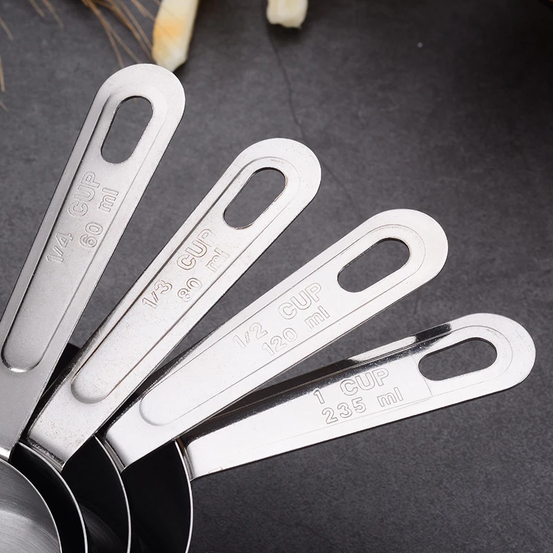 Мерные чашки и ложки из нержавеющей стали фотография торта кофейная лампа с