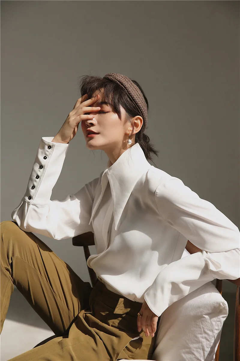 

Lantern Long-sleeved Retro White Shirts Women New Spring Pointed Collar Loose Blouse Eegant Ladies Tops