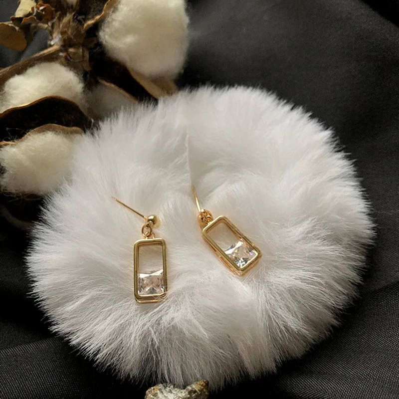 Модные минималистичные квадратные серьги с фианитами золотого цвета