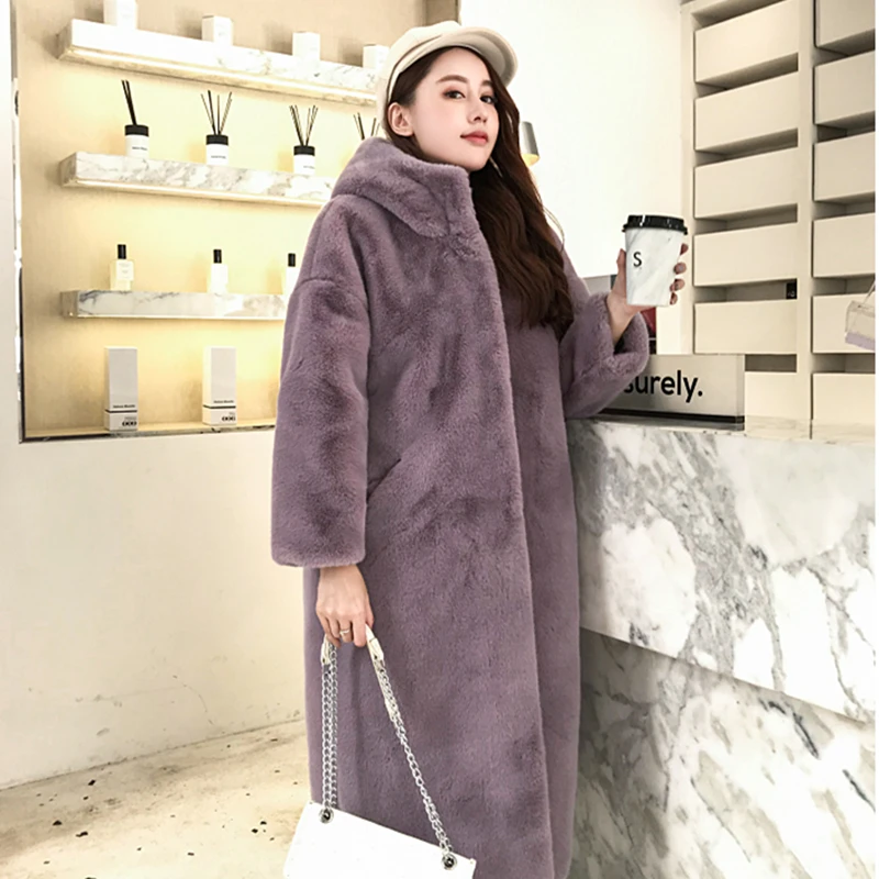 Пальто женское зимнее плюшевое средней длины с большими карманами и капюшоном