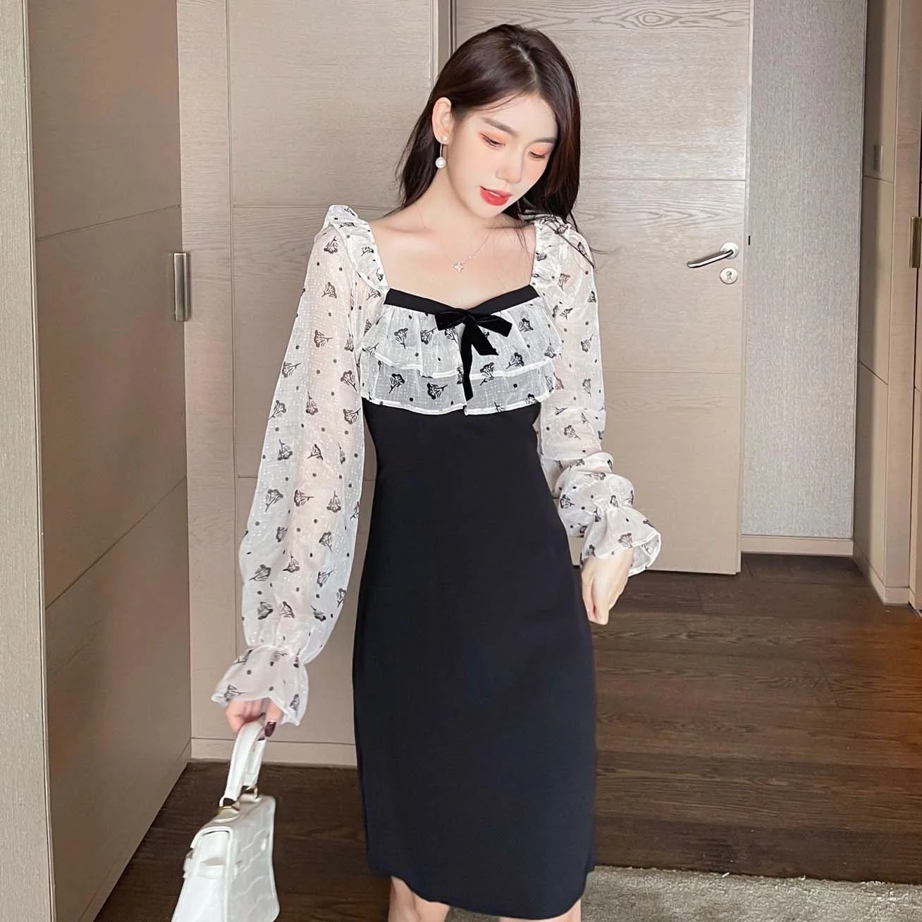 Приталенное платье во французском стиле с высокой талией и квадратным вырезом