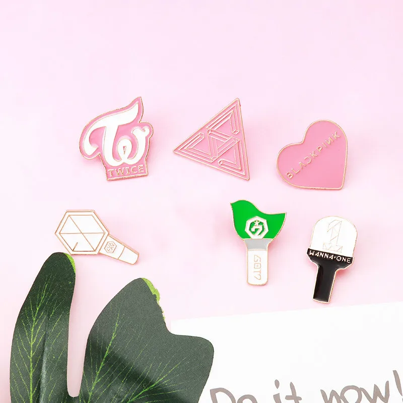 KPOP звезда группа Броши LightStick булавки дважды EXO GOT7 WANNA ONE SEVENTEEN логотип значок