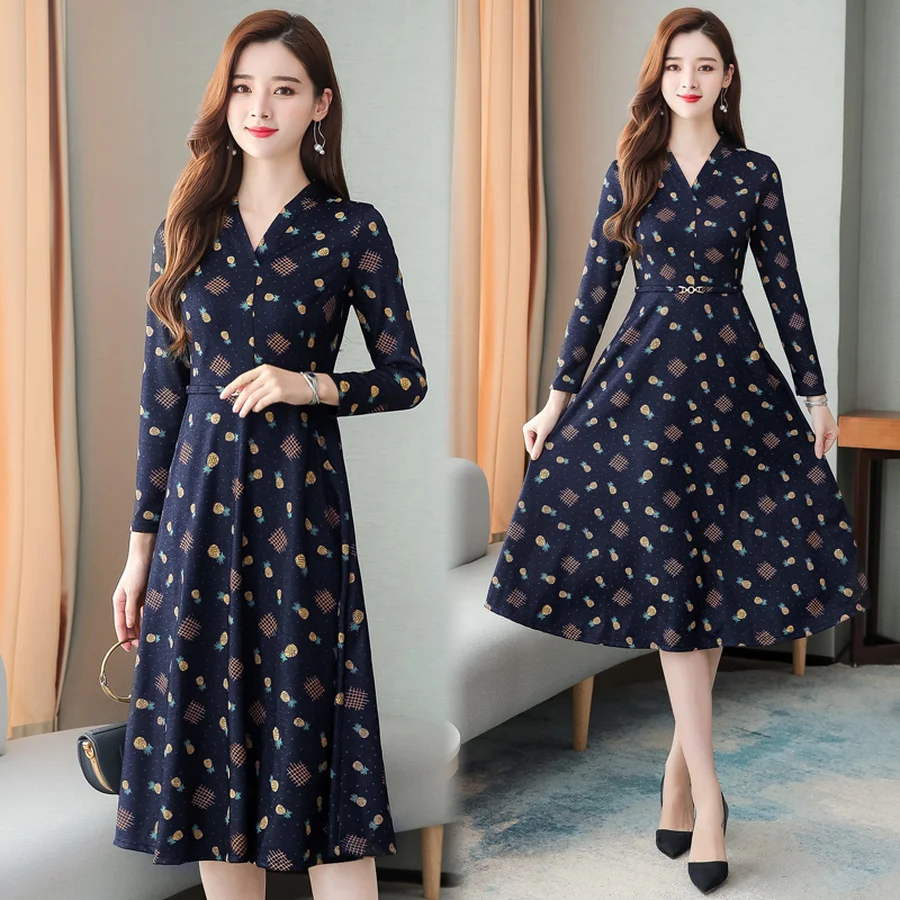 Женское облегающее платье миди синее с длинным рукавом и винтажным принтом Осень