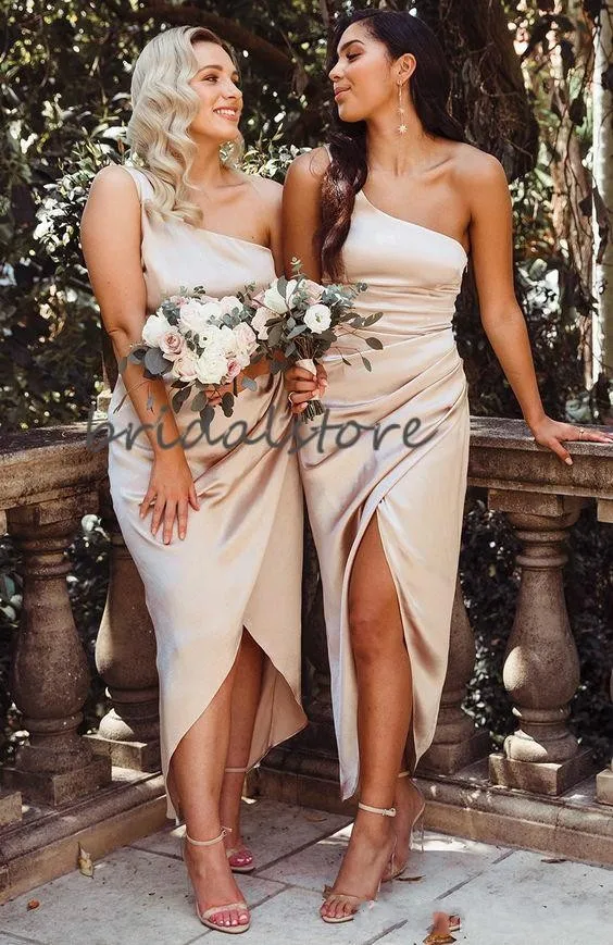 

Cheap One Shoulder Champagne Sheath Bridesmaid Dresses Beach Front Slits Pleats Wedding Guest Maid Of Honor Gowns
