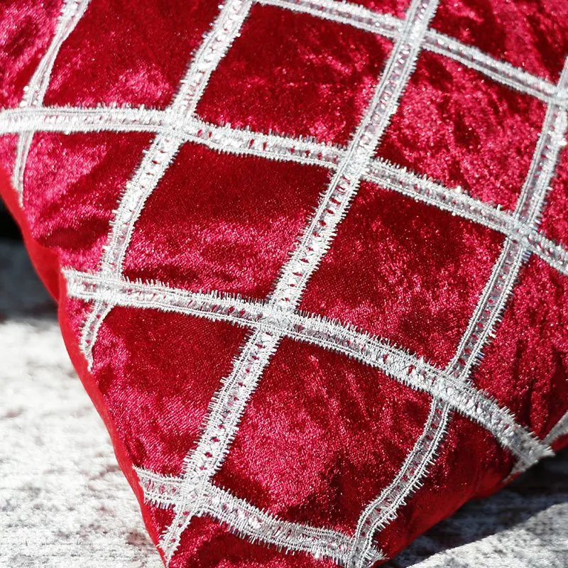 Подушечный чехол ручной работы с элементами скандинавской вышивки и атласными лентами для декорирования дома и гостиной на белом диване размером 50x30 и 45x45 см.