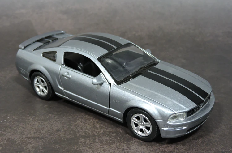 1/32 специальный литой металлический мускульный автомобиль Mustang GT 2005 домашний дисплей коллекция моделей игрушек для детей