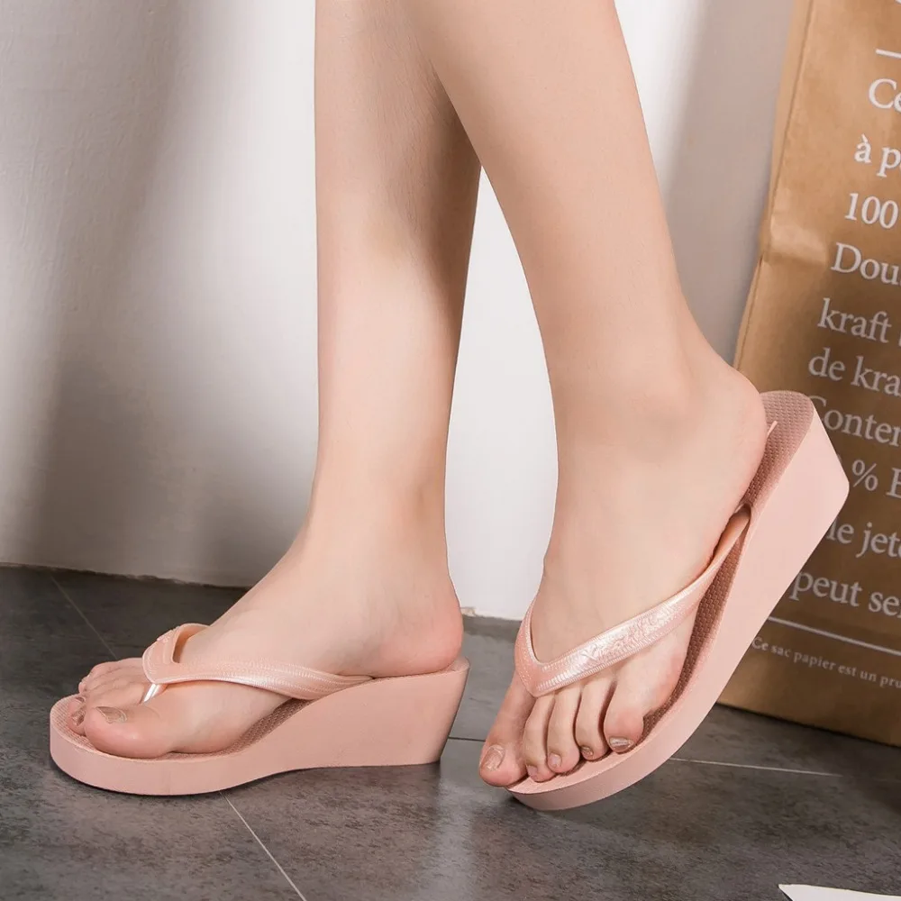 Шлепанцы женские на среднем каблуке пляжные сандалии однотонные модные тапочки