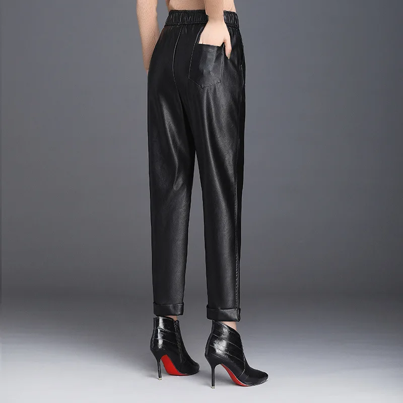 Брюки женские из экокожи эластичные свободные штаны-султанки с завышенной